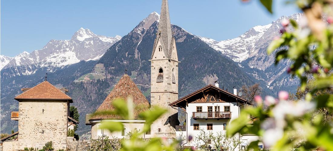 -c-tourismusverein-schenna-klaus-peterlin-st-georgen-mit-bluehenden-apfelbaeumen